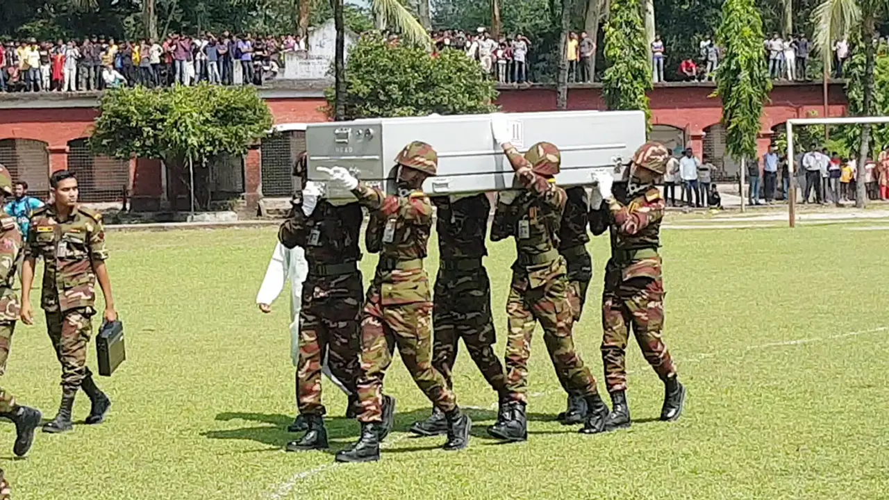 নিজ গ্রামে চিরনিদ্রায় শায়িত শান্তিরক্ষী জাহাঙ্গীর