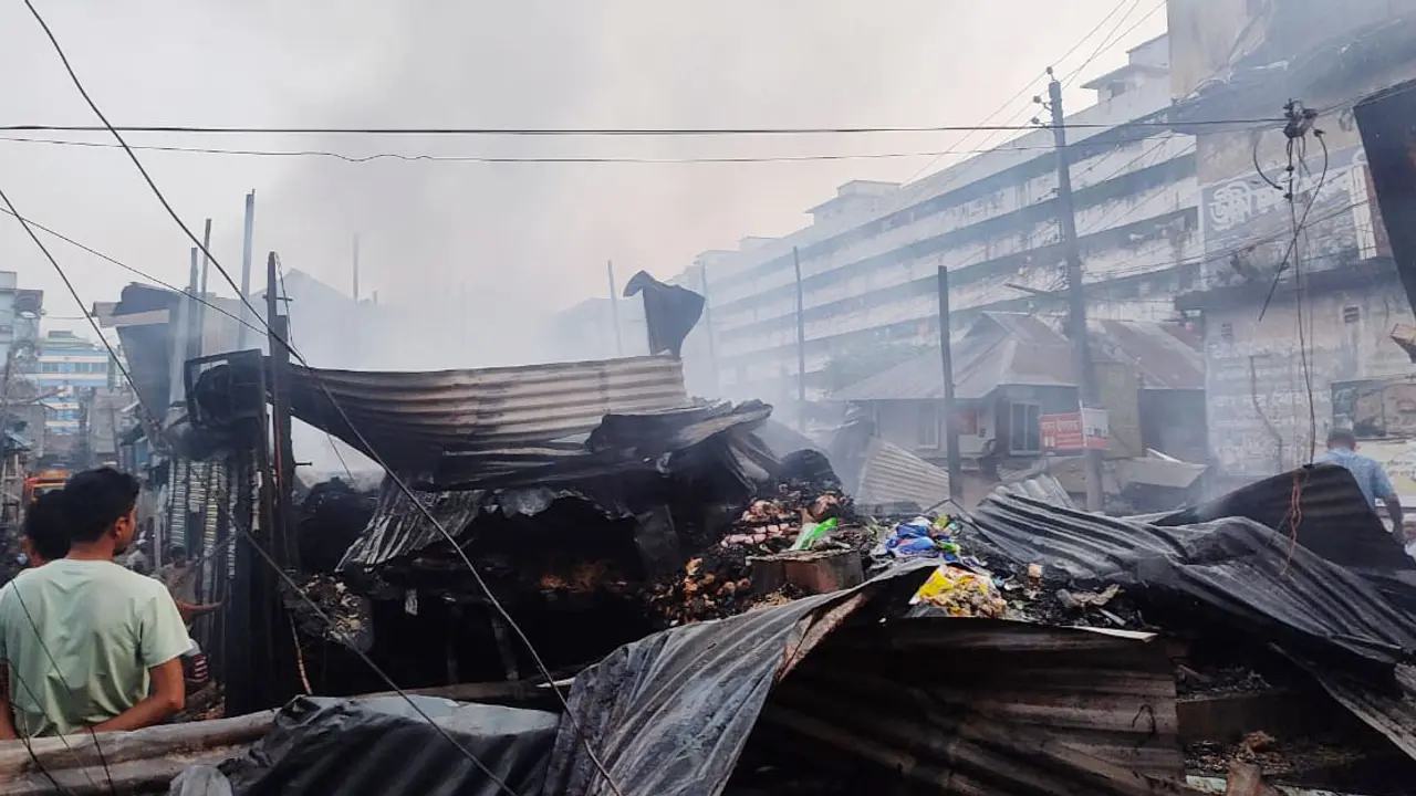 গভীর রাতে চৌমুহনী বাজারে আগুন, ৪ ইউনিটের চেষ্টায় নিয়ন্ত্রণে