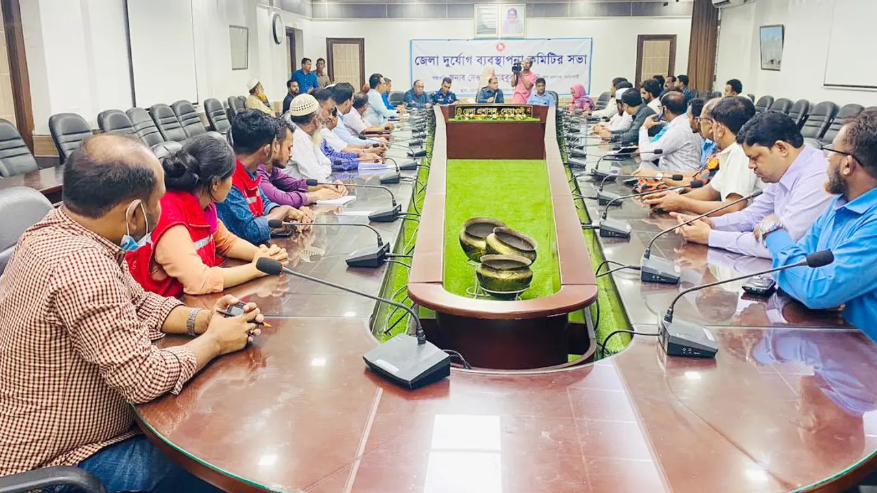 নোয়াখালীতে সরকারি কর্মকর্তাদের ছুটি বাতিল