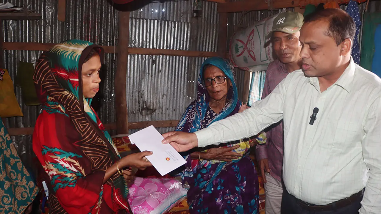 ঘূর্ণিঝড়ের রাতে জন্ম নেওয়া সিত্রাং এর বাড়িতে মিষ্টিসহ হাজির ডিসি