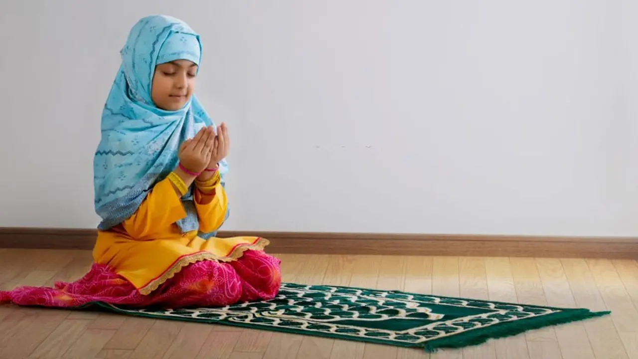নামাজের জন্য নারীদের কি আজান-ইকামত দিতে হয়?
