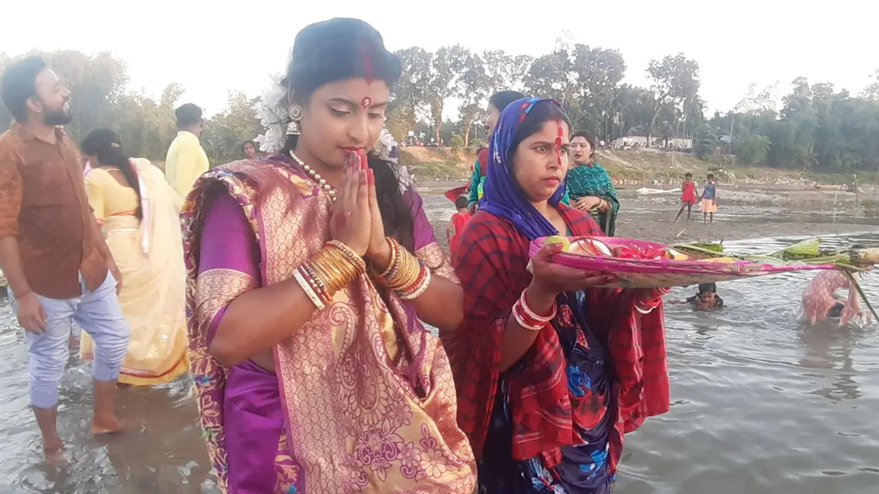 মহানন্দার দুই পাড়ে সূর্য পূজা উৎসব