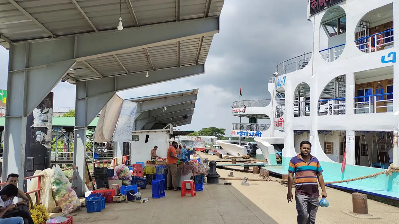 লঞ্চে আসছে না মালামাল, কর্মহীন হয়ে পড়ছেন ঘাট শ্রমিকরা