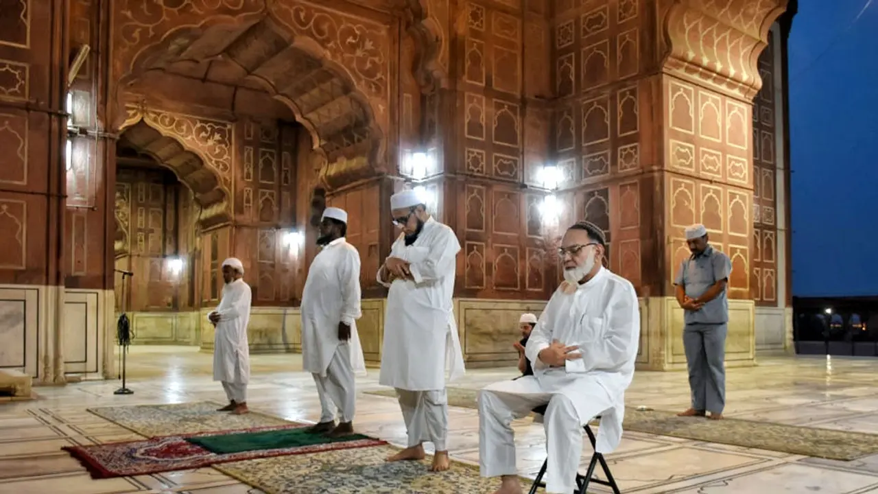 নামাজের সময় দৃষ্টি কোথায় থাকবে?