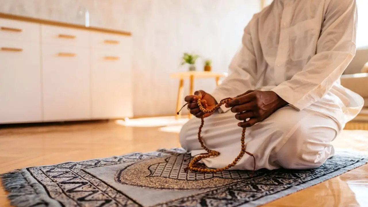 বাম হাতের আঙ্গুলে তাসবিহ পড়ার বিধান