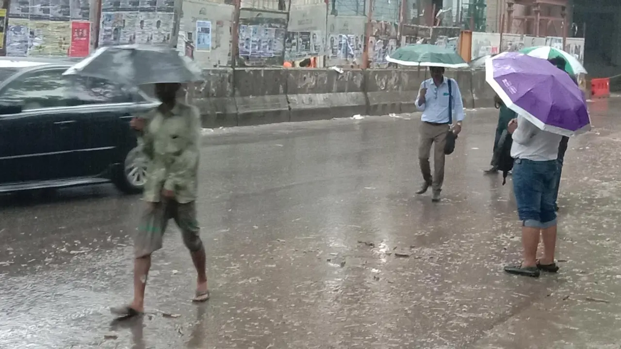 সিত্রাংয়ের প্রভাবে টানা বৃষ্টি, জনজীবনে ভোগান্তি