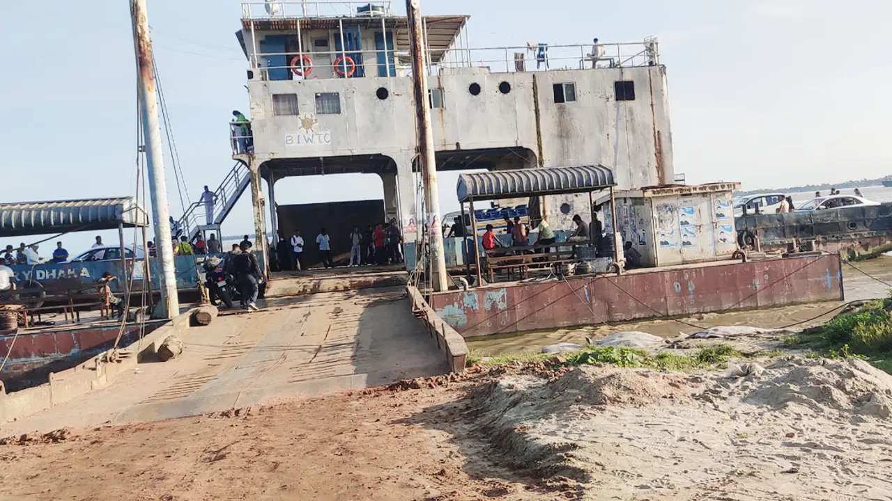 দৌলতদিয়া ঘাটে যাত্রী-যানবাহনের অপেক্ষায় ফেরি
