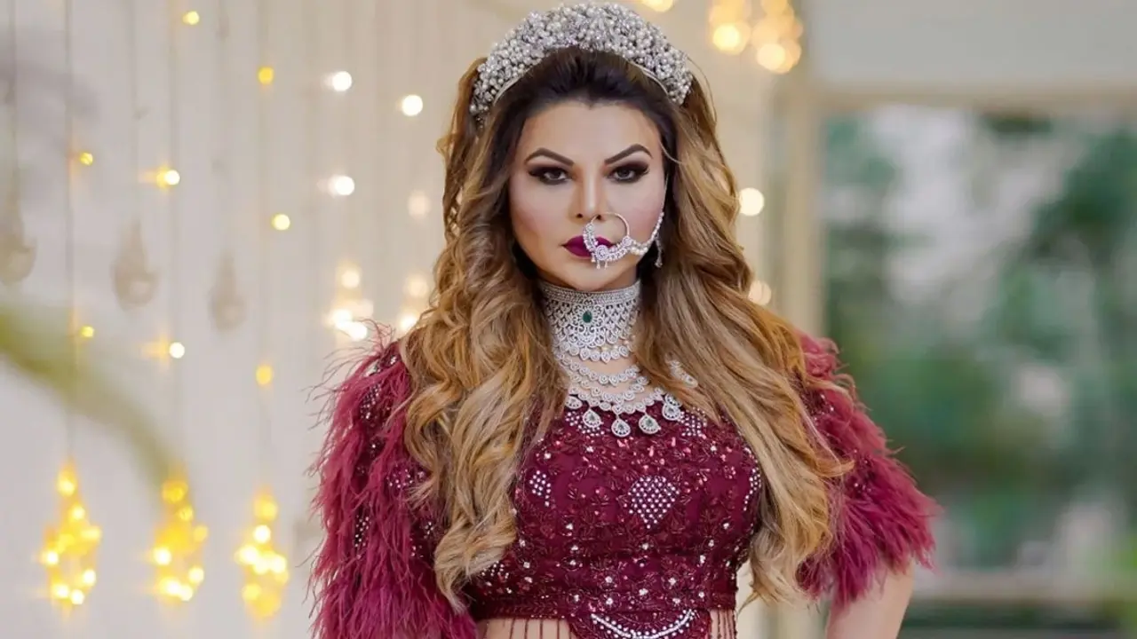 মঞ্চে ওঠার আগে যে বিপাকে পড়েছিলেন রাখি