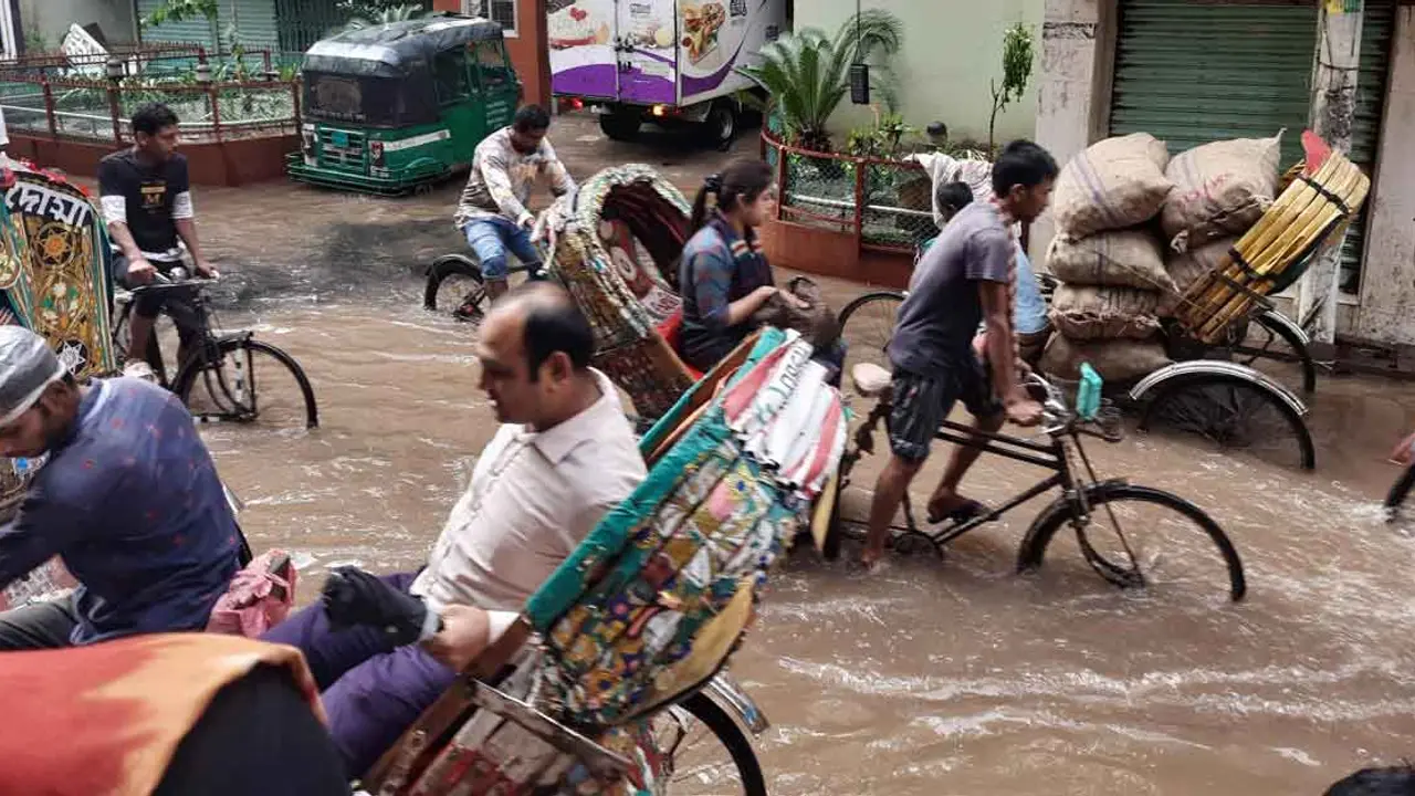 অলি-গলিতে হাঁটু পানি, ভোগান্তিতে মানুষ