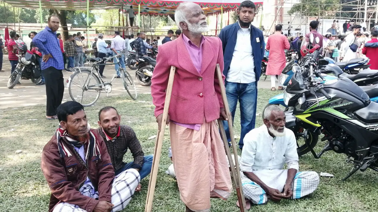 এক পা নেই, তবুও বিএনপির সমাবেশে হাজির কৃষক আজিজার
