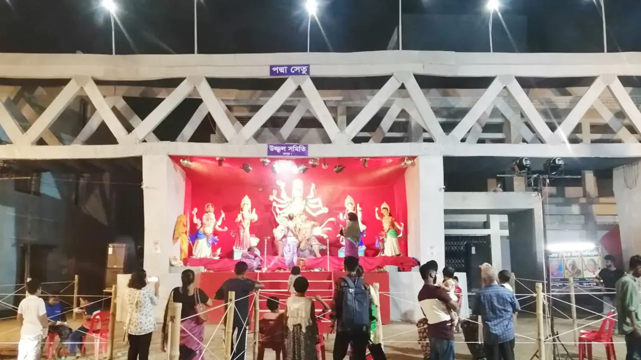 পদ্মা সেতুর নিচে নজর কাড়ছে পূজামণ্ডপ
