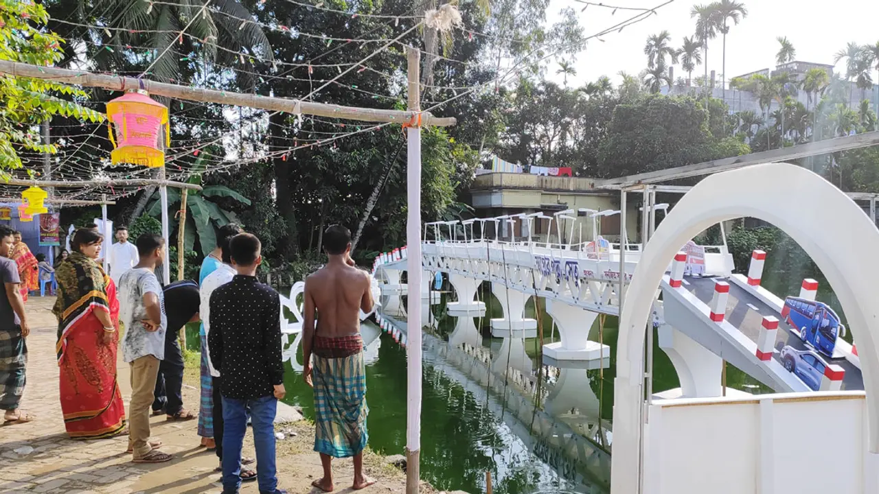 শেরপুরে পূজা মণ্ডপের পাশে পদ্মা সেতু, দেখতে মানুষের ভিড়
