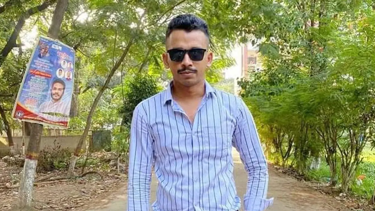 ‘আমি শুধু আই লাভ ইউ বলেছি, আর মেয়েটা বাইকে ইট মেরেছে’