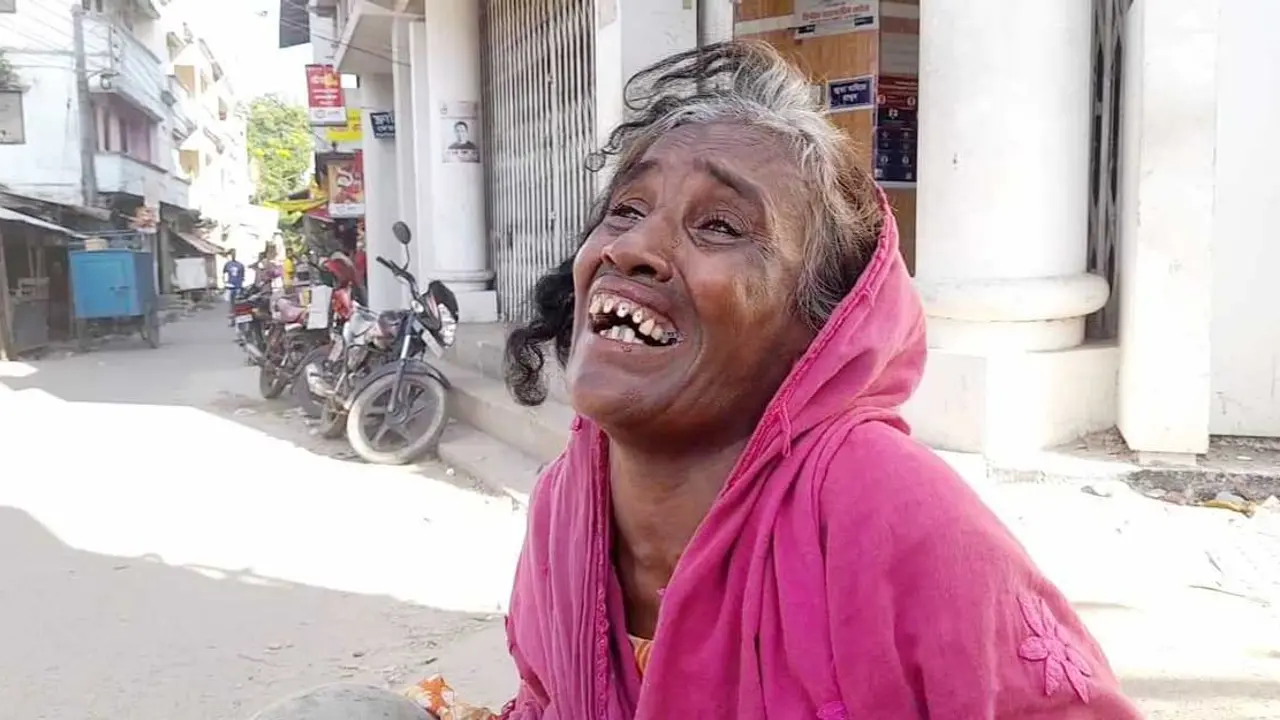 ভিক্ষার ব্যাগ হারিয়ে হাউমাউ করে কাঁদছেন সুফিয়া