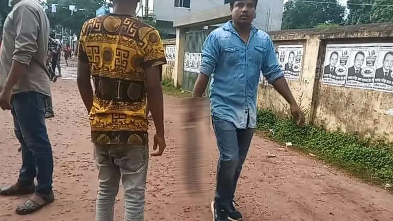 ভোটকেন্দ্রের সামনে অস্ত্রের মহড়া, সংঘর্ষে আহত ৫