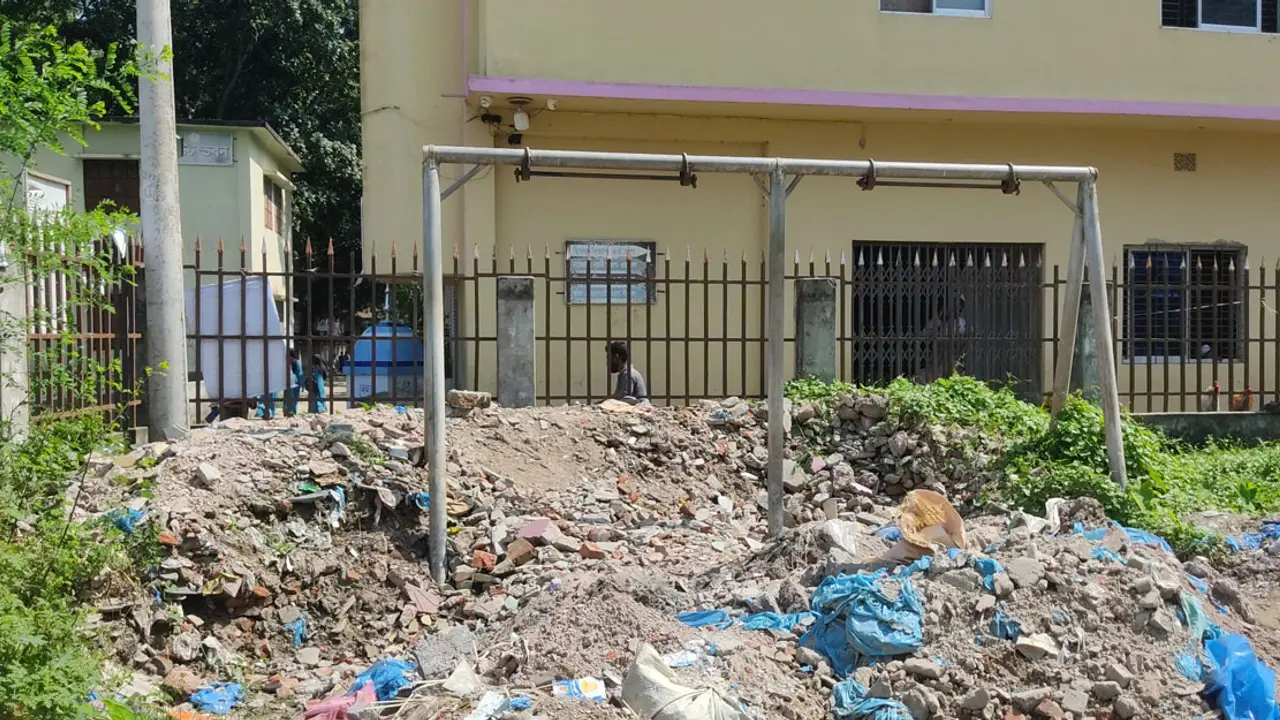 শিশুপার্ক দখল করে চলছে মাধ্যমিক শিক্ষক সমিতির ভবন নির্মাণ