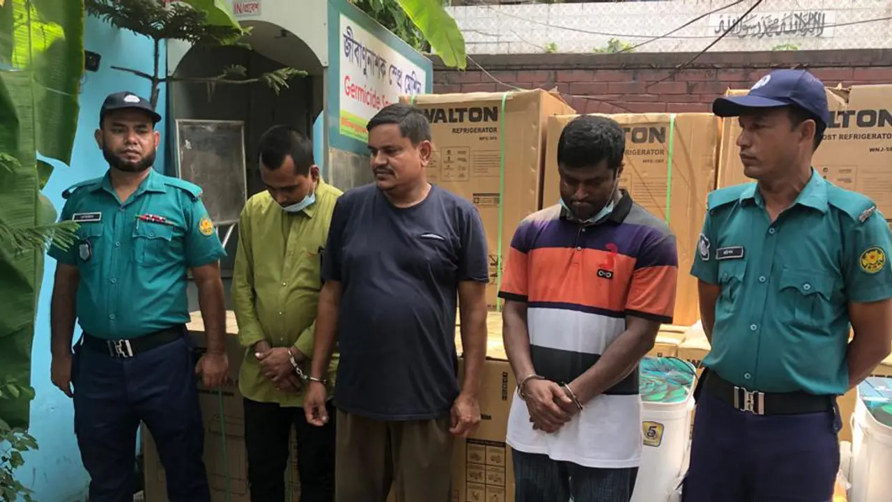 প্রতারক চক্রের ৩ সদস্য গ্রেপ্তার, ফ্রিজ-ওয়াশিং মেশিন উদ্ধার