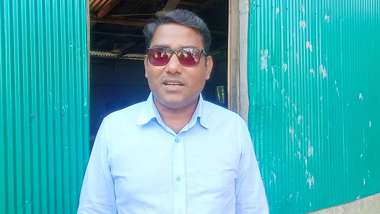 আঁধারে থেকেও আলো বিলাচ্ছেন স্কুলশিক্ষক ফারুক