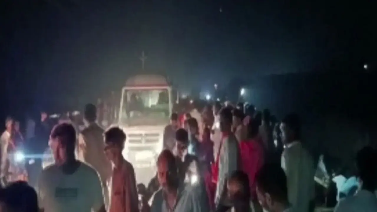 ভারতে ট্রাক্টর ট্রলি পুকুরে পড়ে নারী-শিশুসহ নিহত ২৬
