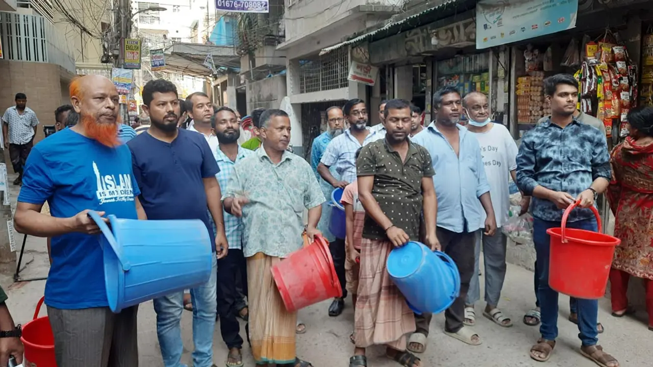 চার দিন পানি নেই সিদ্ধেশ্বরী সার্কুলার রোডে, বালতি হাতে মিছিল