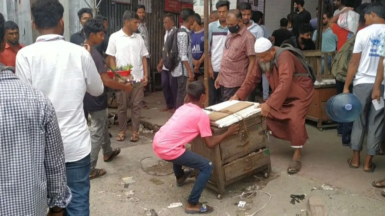 গুলিস্তানে ম্যাজিস্ট্রেটের সঙ্গে হকারদের ‘লুকোচুরি খেলা’