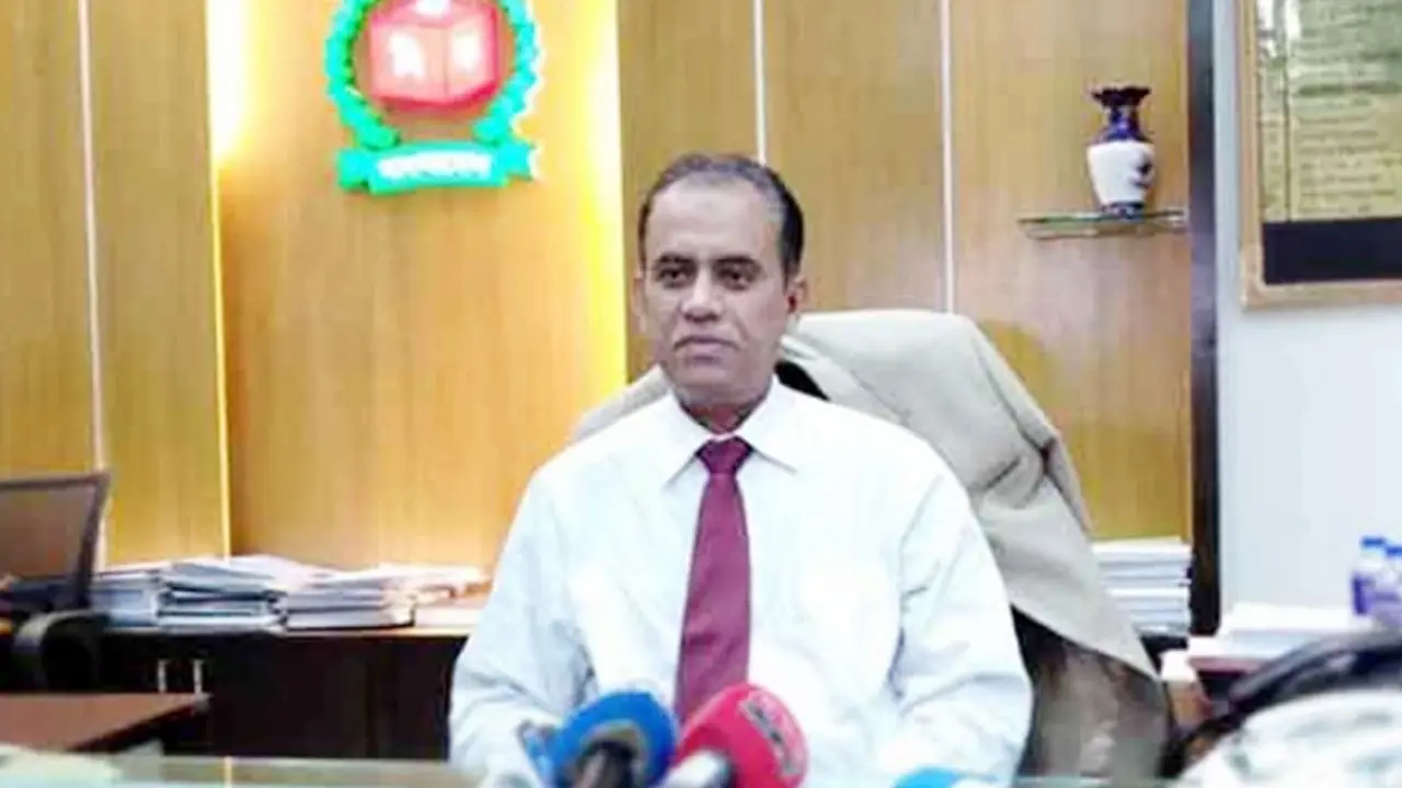 ১৭ দল ইভিএমে ভোট চায় : ইসি আলমগীর