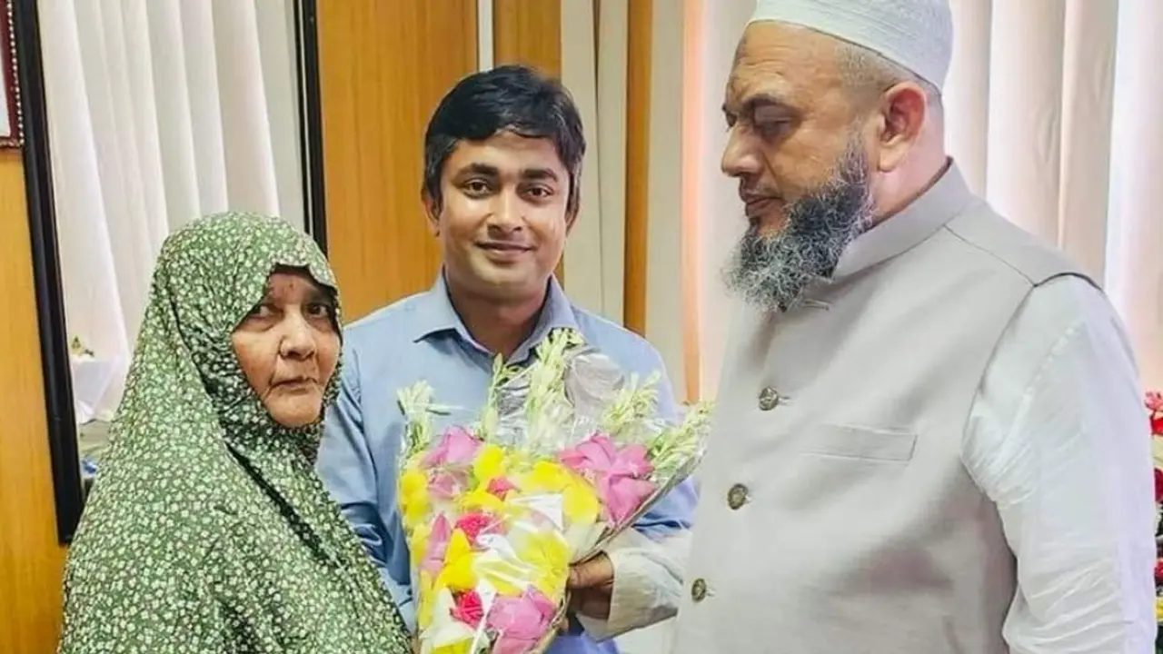 সচিব হলেন ছেলে, অফিসে ফুল নিয়ে হাজির মা