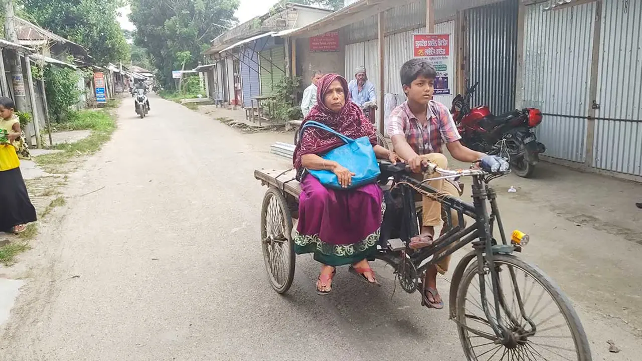 অসুস্থ বাবার ভ্যান নিয়ে রাস্তায় নেমেছে প্রতিবন্ধী শিশু আফাত