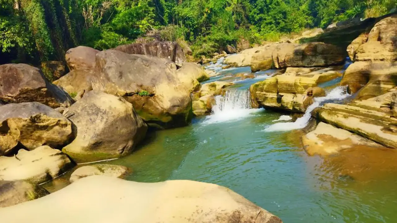 কম খরচে আমিয়াখুম যাবেন যেভাবে