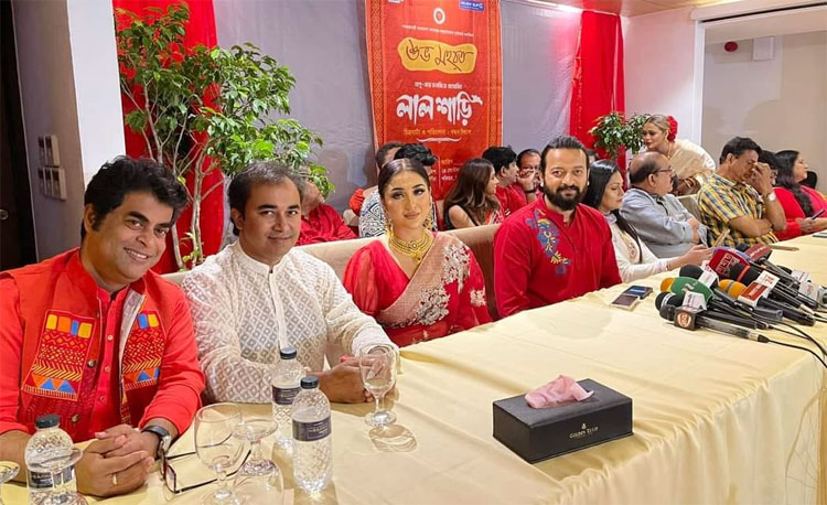 ‘লাল শাড়ি’র মহরতে অতিথিদের সঙ্গে অপু বিশ্বাস