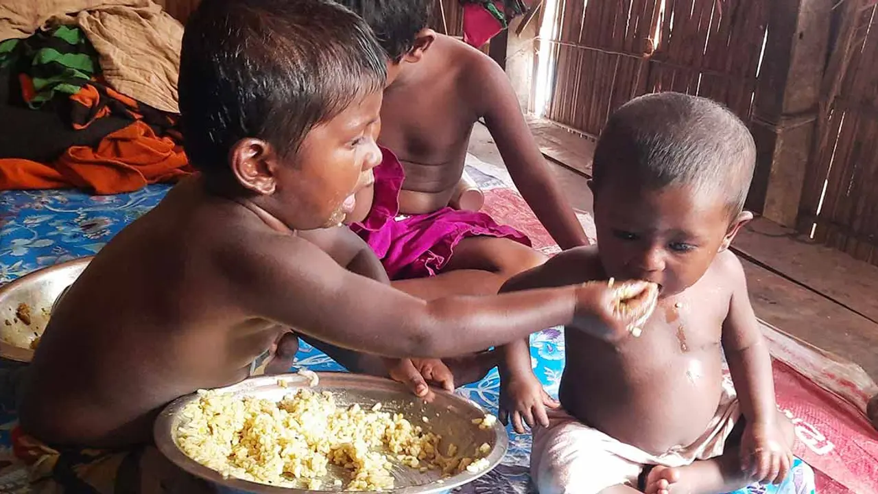 মাকে হারিয়ে খেয়ে-না খেয়ে দিন কাটছে চার শিশুর