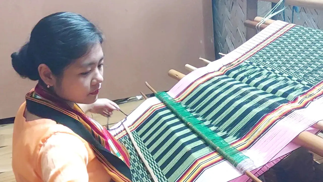 কোমরতাঁত বুননে অভিজ্ঞ পাহাড়ি নারীরা, পাচ্ছেন না সরকারি সুযোগ