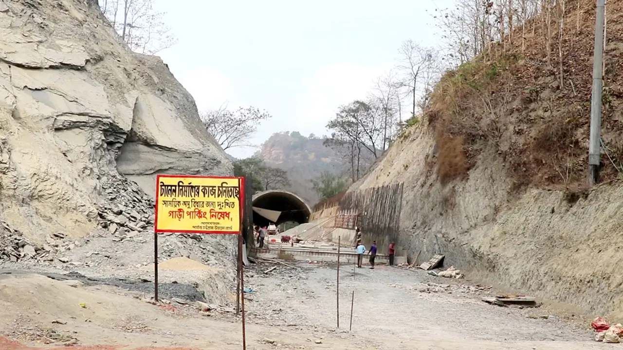 বান্দরবানে নির্মিত হচ্ছে ৫০০ ফুট দীর্ঘ দৃষ্টিনন্দ্ন টানেল