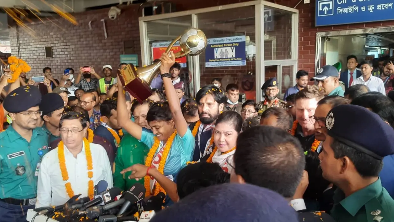 বিমানবন্দরে পা রেখেই বিশৃঙ্খলার কবলে সাবিনারা