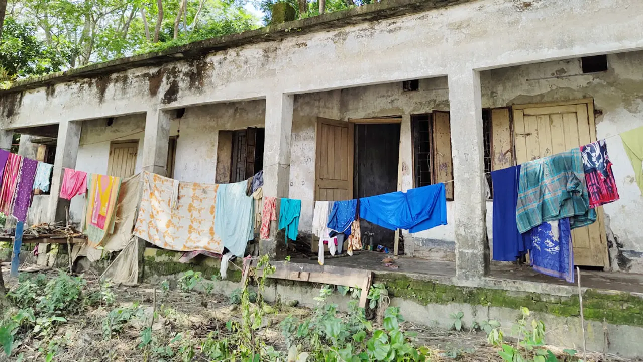 ২১ বছর ধরে স্কুল বন্ধ, এখন বসবাস করছে বেদে পরিবার