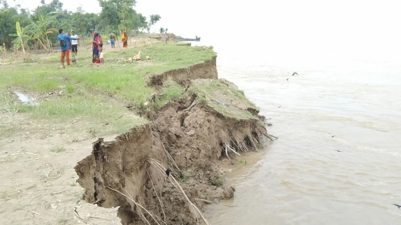 পদ্মায় সব হারিয়ে দিশেহারা চরের বাসিন্দারা, স্থায়ী বাঁধের দাবি