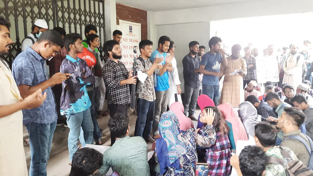 রেজিস্ট্রার বিল্ডিংয়ে হয়রানি : ভবন অবরোধ করলেন ঢাবি শিক্ষার্থীরা