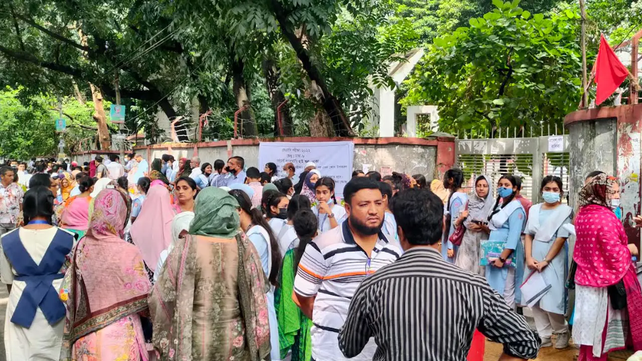 যানজটের ভয়ে ২ ঘণ্টা আগেই কেন্দ্রে হাজির এসএসসি পরীক্ষার্থীরা