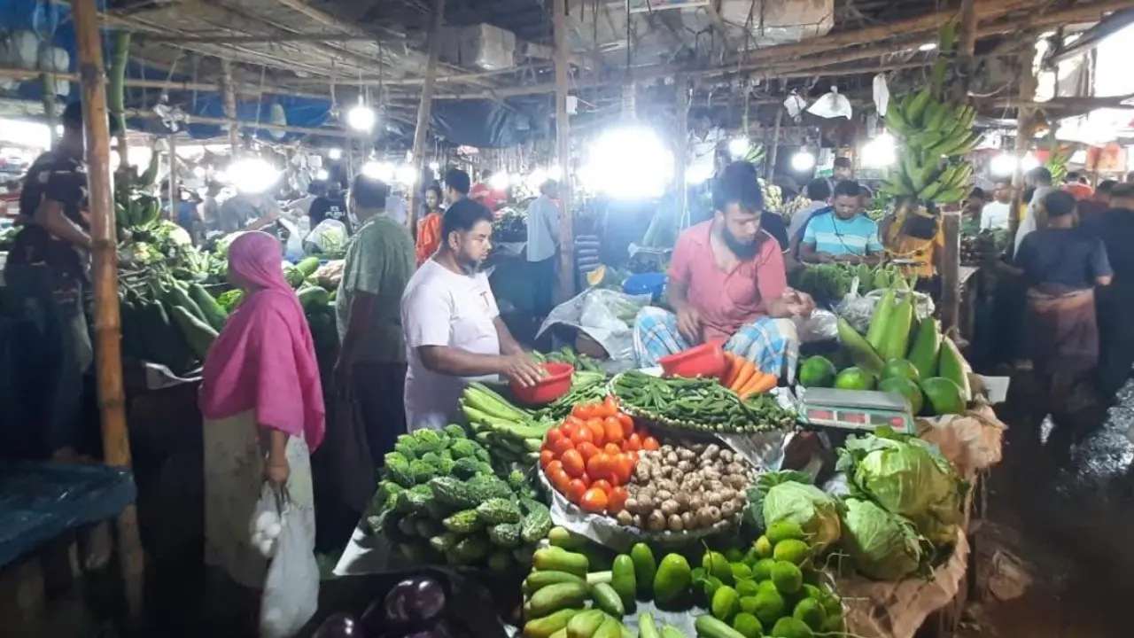 কাঁচা বাজারে বৃষ্টির প্রভাব, সবজি ভেদে দাম বেড়েছে ২০-২৫ টাকা