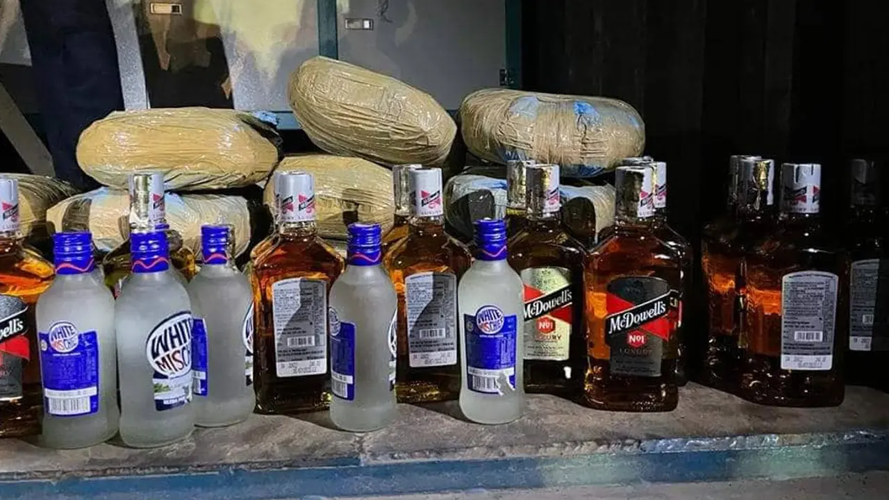 সিগনাল অমান্য, আটকের পর কাভার্ডভ্যানে মিলল মদ-গাঁজা