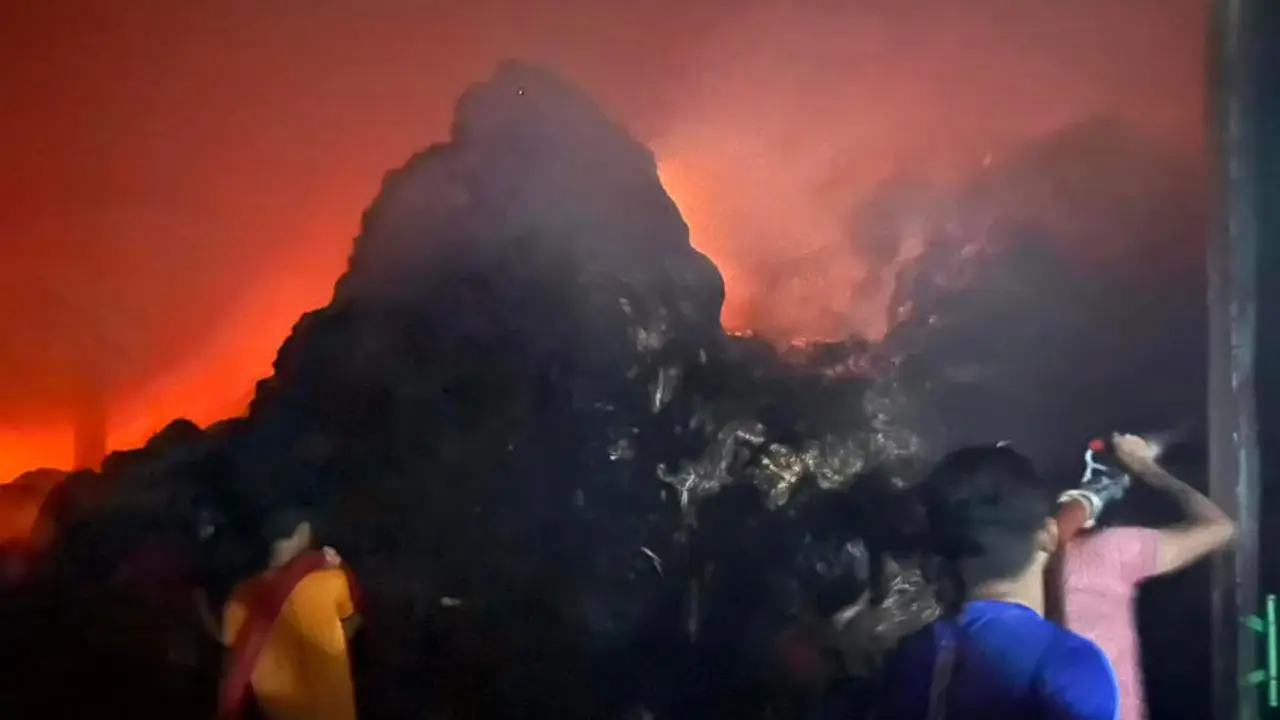 খুলনার আইয়ান জুট মিলে আগুন