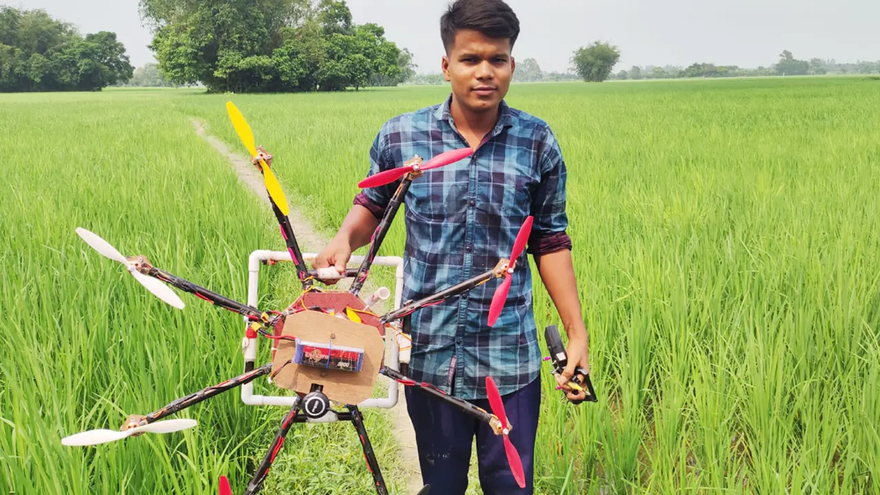 বিমানের পর এবার ড্রোন বানিয়ে তাক লাগালেন সবুজ
