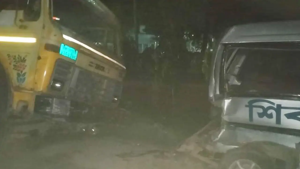 দিনাজপুর মেডিকেল কলেজের সামনে ট্রাকচাপায় ২ পথচারী নিহত
