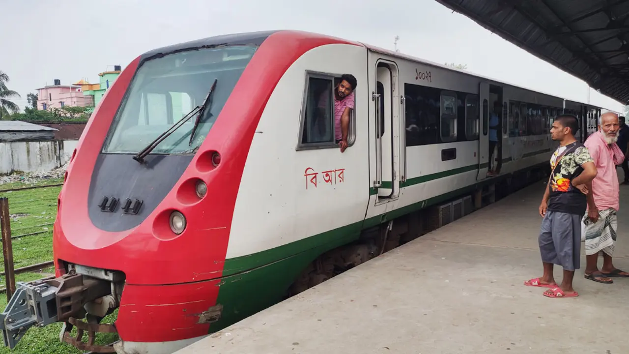 দেশীয় প্রযুক্তিতে প্রাণ পেল ডেমু ট্রেন, খুশি যাত্রীরা