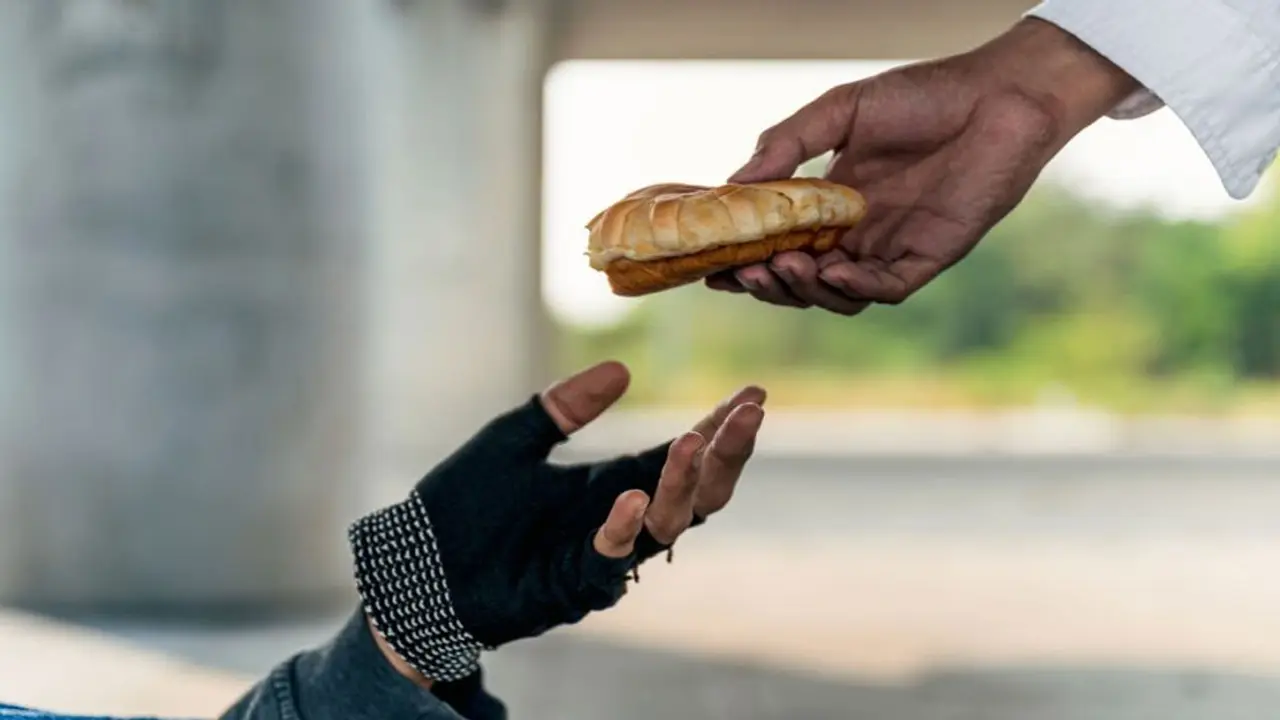 মানুষকে দেখানোর জন্য দান করলে যে ক্ষতি