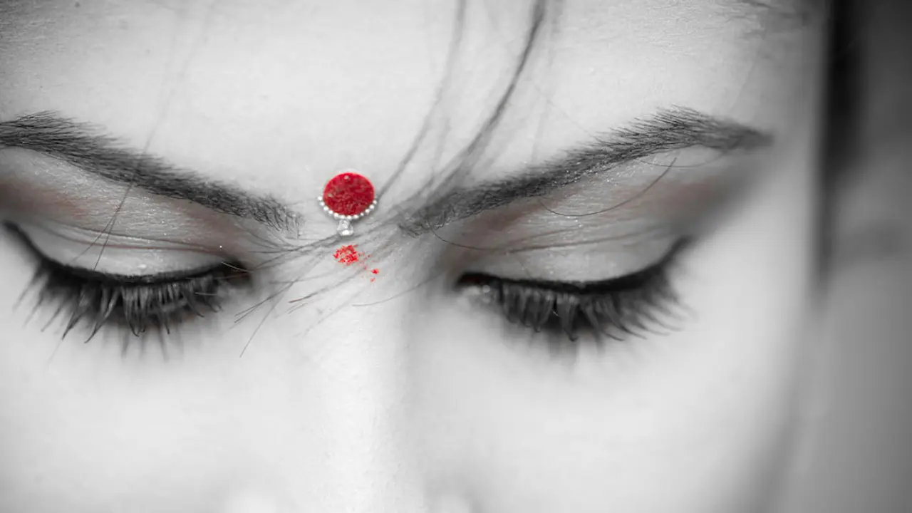 নারীর চোখে চোখ রেখে সব হারালেন যুবক
