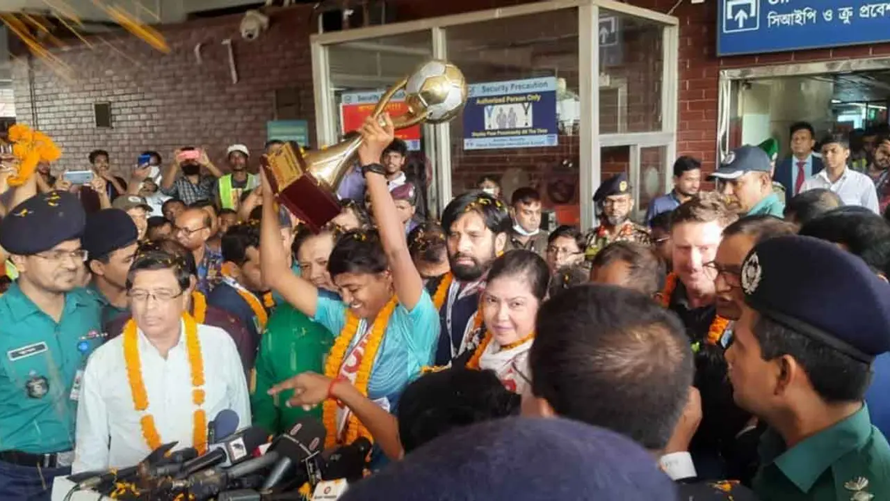 টাকা হারানোর বিষয়ে ‘জানে না’ বিমান, ফুটেজ দেখছে পুলিশ