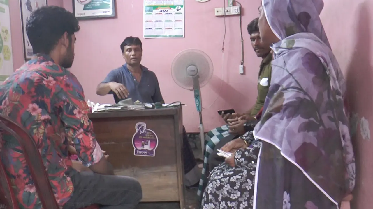 ১৩ বছর কর্মস্থলে যান না তিনি, বাড়িতেই চেম্বারে দেখেন রোগী