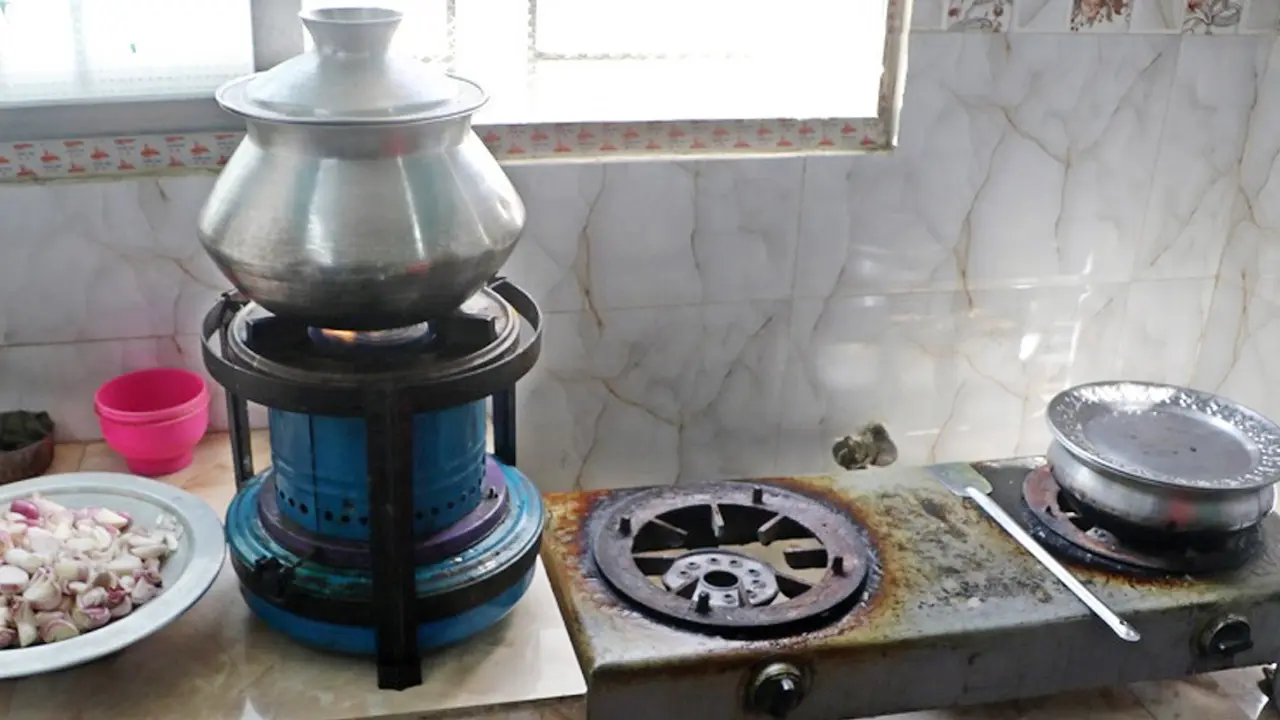 রাজধানীর বিভিন্ন এলাকায় তীব্র গ্যাস সংকট