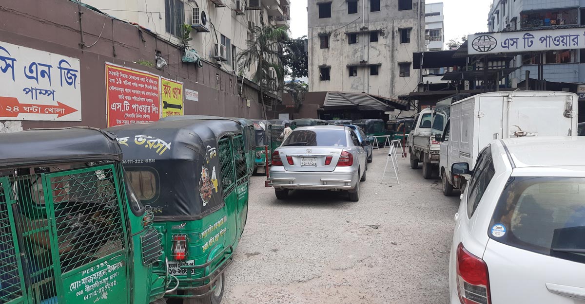 গ্যাসের চাপ কম, সিএনজি ফিলিং স্টেশনে দীর্ঘ লাইন